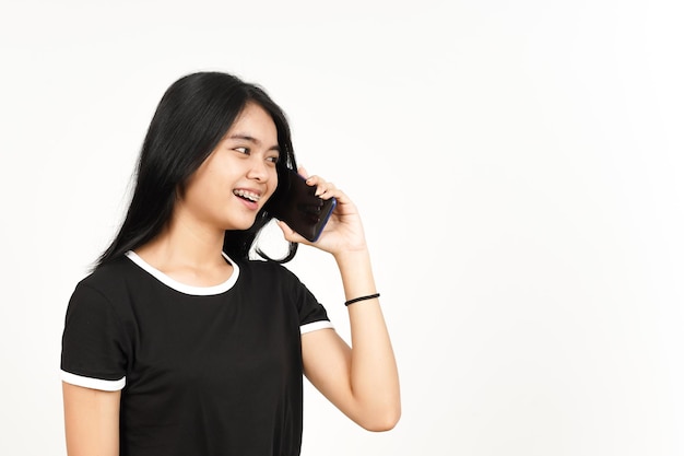 Zadzwoń za pomocą smartfona z radosną twarzą pięknej azjatyckiej kobiety na białym tle