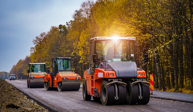 Zagęszczarka walcowa tandemowa pracująca na nawierzchni asfaltowej, selektywne skupienie się na naprawie dróg.