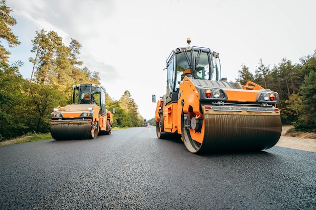 Zagęszczarka wibracyjna do asfaltu zagęszczanie nowej nawierzchni asfaltowej Usługi drogowe remonty autostrady