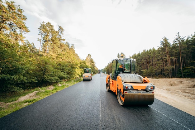 Zagęszczarka wibracyjna do asfaltu zagęszczanie nowej nawierzchni asfaltowej Usługi drogowe remonty autostrady