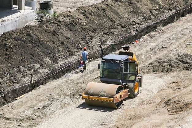 Zagęszczarki wibracyjne gruntu na budowie przygotowującej grunt