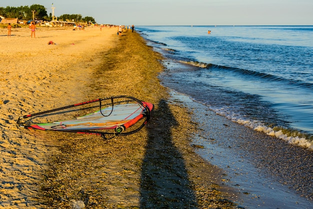 Żagiel Windsurfingowy Na Piasku Nad Brzegiem Morza