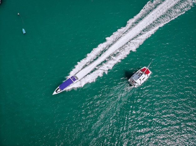 Żaglowiec jachty i szybka łódź na otwartym morzu. Widok z lotu ptaka na żaglówkę w warunkach wietrznych