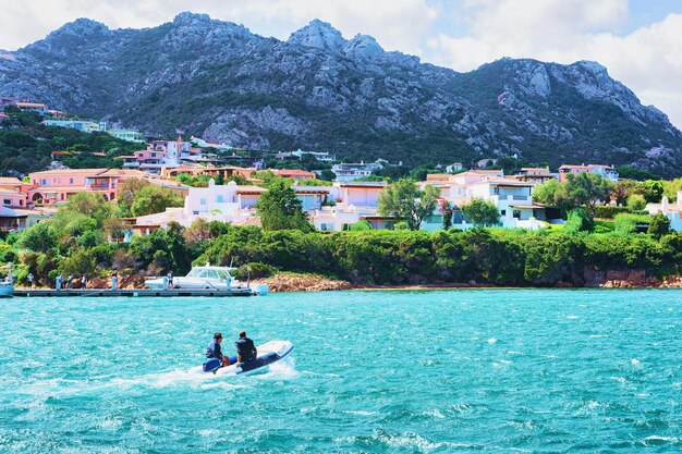 Żaglowiec na Morzu Śródziemnym w miejscowości Porto Cervo, Costa Smeralda, Sardyna we Włoszech.