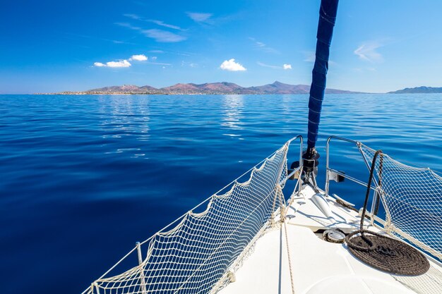 Żaglówka jacht jachting na otwartym, błękitnym morzu w pobliżu wyspy spokój słoneczna pogoda lato w Grecji Europa