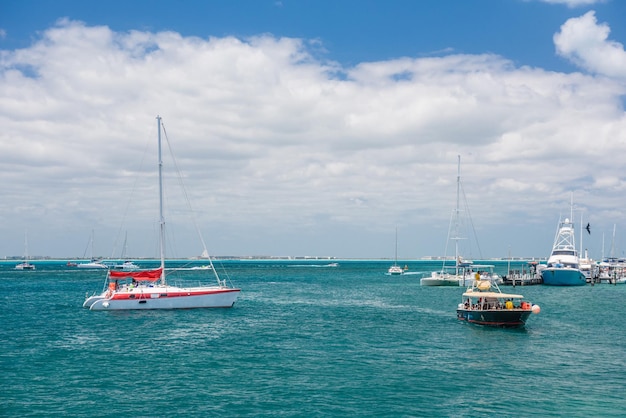 Żaglówki i turkusowa czysta woda Błękitna woda Ocean Karaibski Isla Mujeres Cancun Jukatan Meksyk