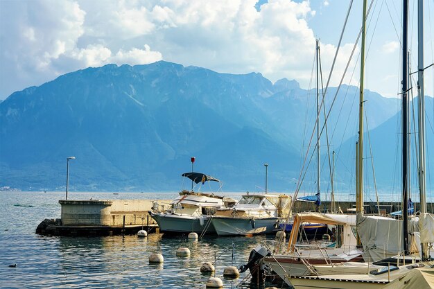 Żaglówki w przystani na Riwierze Jeziora Genewskiego w Vevey, kanton Vaud, Szwajcaria