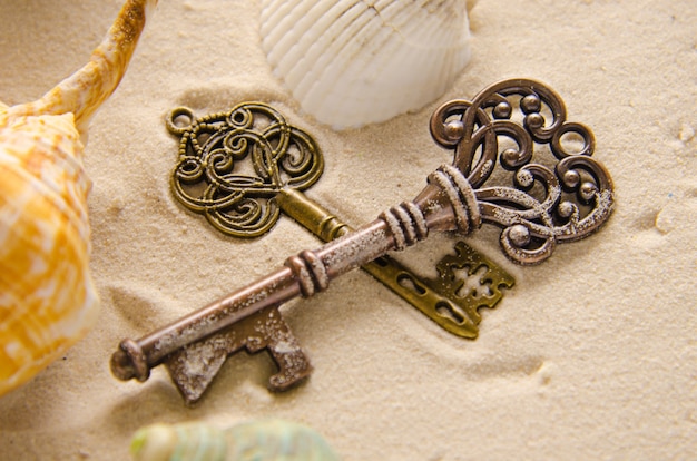 Zdjęcie zagubiony klucz skarbów na piasku