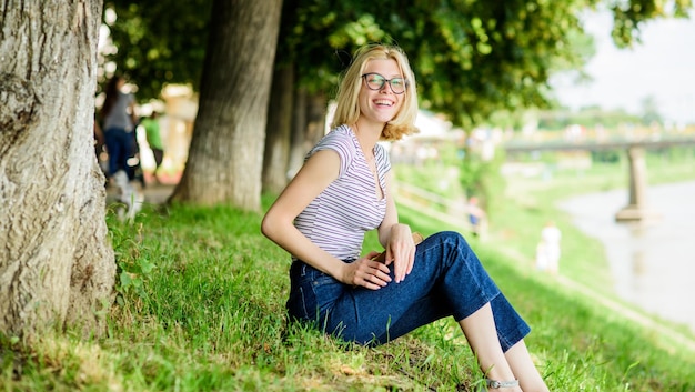 Zainspirowana powieścią autorka studentka dziewczyna z książką czytanie w plenerze to moje hobby Letnie studium ciekawa historia Zrelaksuj się i zdobądź nowe informacje Kobieta w parku czyta książkę Ciekawa książka