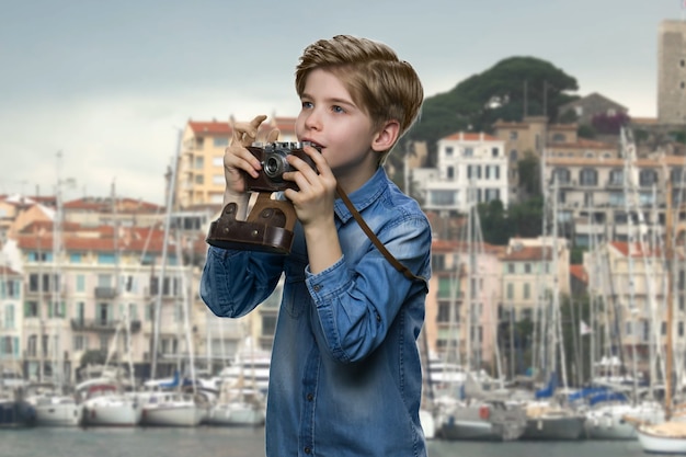 Zainspirowany amerykański mały chłopiec z aparatem
