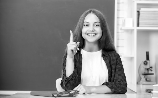 Zainspirowany pomysłem dziecko uczy się w szkole na edukacji na tablicy