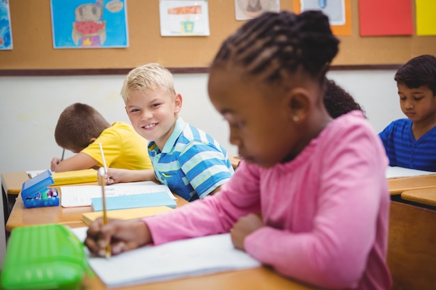 Zajęci studenci pracujący nad pracą w klasie