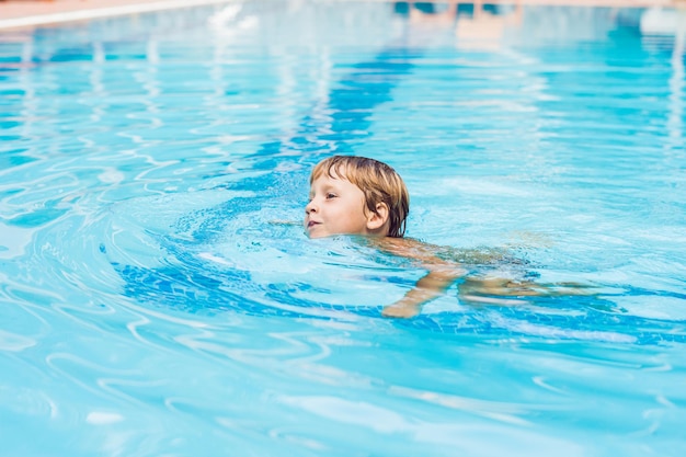 Zajęcia Na Basenie, Dzieci Pływające I Bawiące Się W Wodzie, Szczęście I Lato