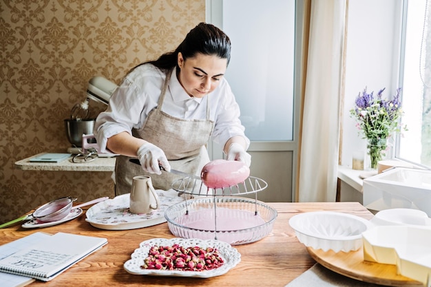 Zdjęcie zajęcia online i warsztaty dotyczące dekoracji i pieczenia ciast kobieca cukierniczka piekarka na zamówienie