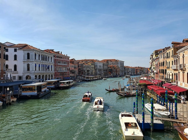 Zajęty letni dzień na Canal Grande w Wenecji