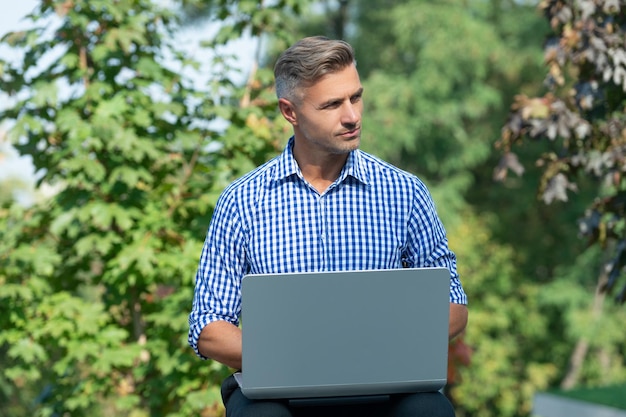 Zajęty mężczyzna pracuje na laptopie mężczyzna freelancer odkryty biznesowy mężczyzna z komputerem