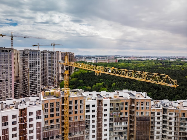 Zajęty plac budowy i sprzęt budowlany oraz zdjęcie lotnicze dźwigów