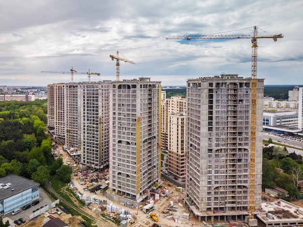 Zajęty plac budowy i sprzęt budowlany oraz zdjęcie lotnicze dźwigów