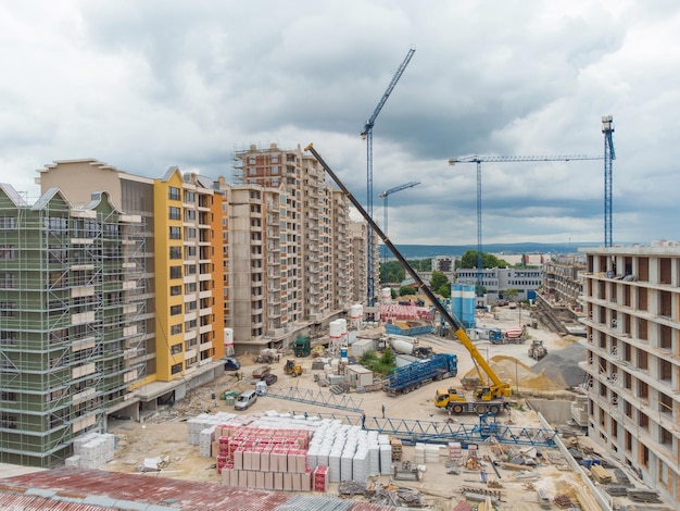 Zajęty plac budowy i sprzęt budowlany Widok z lotu ptaka