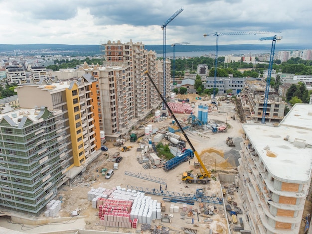 Zajęty plac budowy i sprzęt budowlany Widok z lotu ptaka