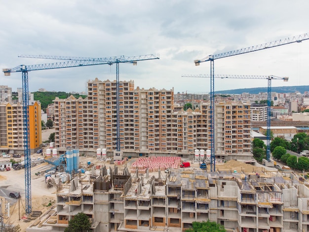 Zajęty plac budowy i sprzęt budowlany Widok z lotu ptaka