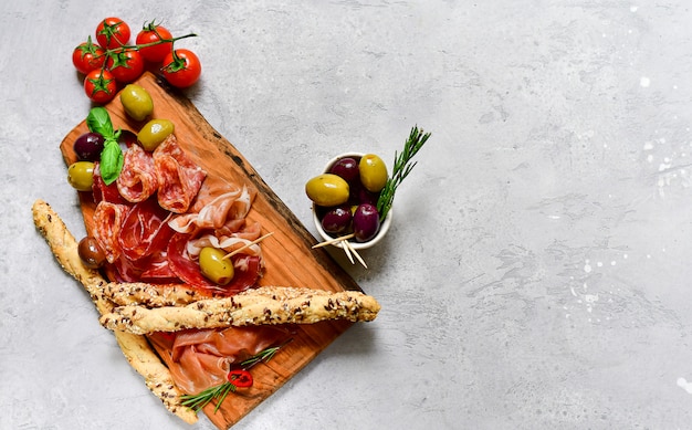 Zakąska w włoskiej restauracji z prosciutto i salami, oliwki