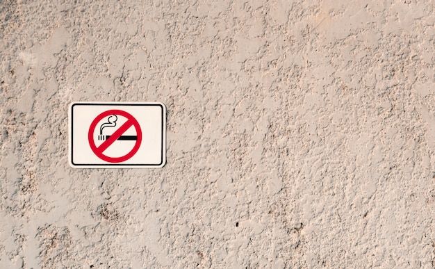 Zakaz Palenia Biały Znak Z Symbolem Papierosa Na ścianie Z Kamienia Grunge,