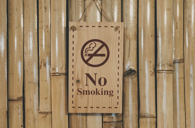 Zakaz palenia brązowy kolor drewniany znak
