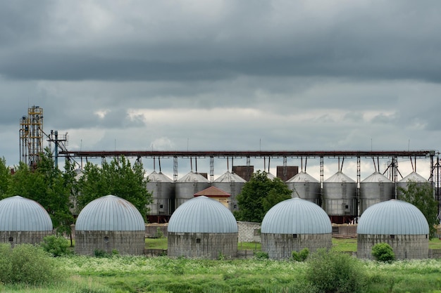 Zakład agroprzetwórczy i produkcyjny do przechowywania i przetwarzania zbóż i silosów widok starego elewatora spichlerza Duże żelazne srebrne beczki do obróbki i suszenia