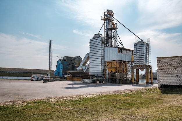 Zakład agroprzetwórczy i produkcyjny do przetwórstwa i silosy srebrne do suszenia czyszczenie i przechowywanie produktów rolnych mąka zboża i zboża Elewator spichlerzy