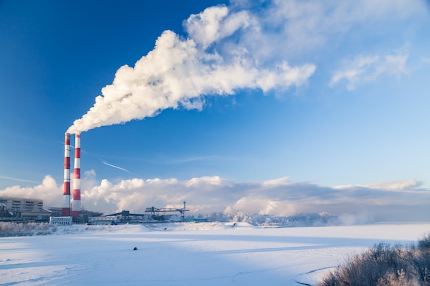 Zakład przetwórstwa węgla. dym z rur zanieczyszcza atmosferę miasta.