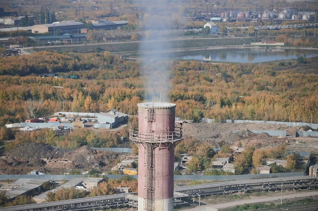 Zakład przetwórstwa węgla. dym z rur zanieczyszcza atmosferę miasta.