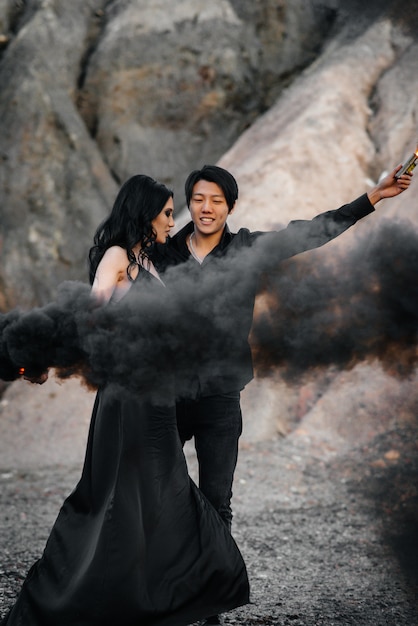 Zakochana para azjatycka zapaliła w górach czarne bomby dymne. Kolorowy dym