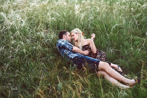 Zdjęcie zakochana para blondynka i facet w trawie