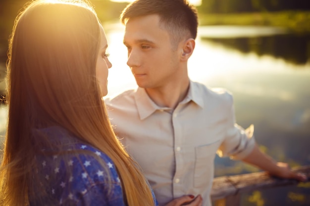 Zakochana para ciesząca się delikatnymi chwilami podczas zachodu słońca