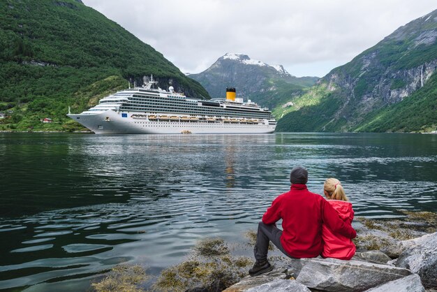 Zakochana para marzy o rejsie po Norwegii
