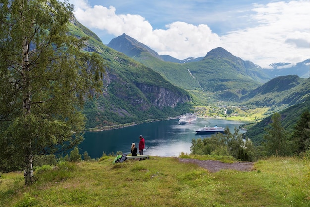 Zakochana para marzy o rejsie po Norwegii.