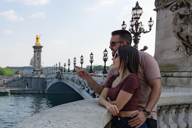 Zakochana para na moście Pont Alexandre III w Paryżu