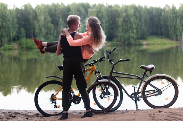 Zakochana para na rowerach w lesie w parku