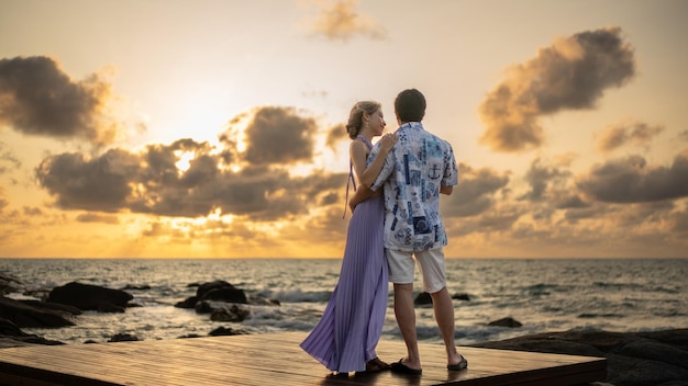Zakochana para obejmująca się na plaży, ciesz się romantycznym momentem o zachodzie słońca
