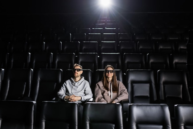 Zakochana para ogląda w kinie film 3D Dwie osoby w kinie