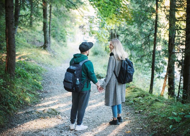 Zakochana Para Podróżników W Lesie. Koncepcja Wolności I Aktywnego Stylu życia. Widok Z Tyłu