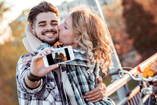 Zakochana Para Robi Sobie Selfie W Mieście?