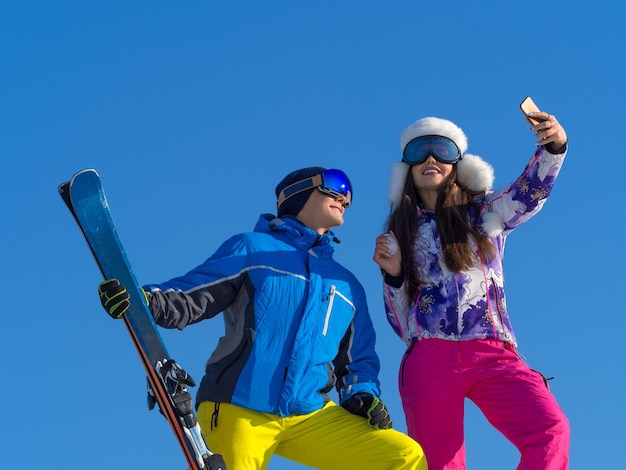 Zakochana Para Robi Sobie Zimowe Selfie Na Szczycie Góry