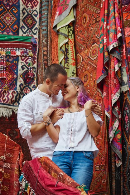 Zakochana Para Wybiera Na Targu Turecki Dywan. Wesołe Radosne Emocje Na Twarzy Mężczyzny I Kobiety. Walentynki W Turcji