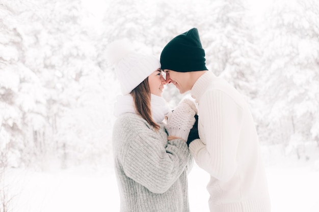 Zakochana para zimą w leśnym stylu życia Artykuł o miłości Artykuł o Walentynkach