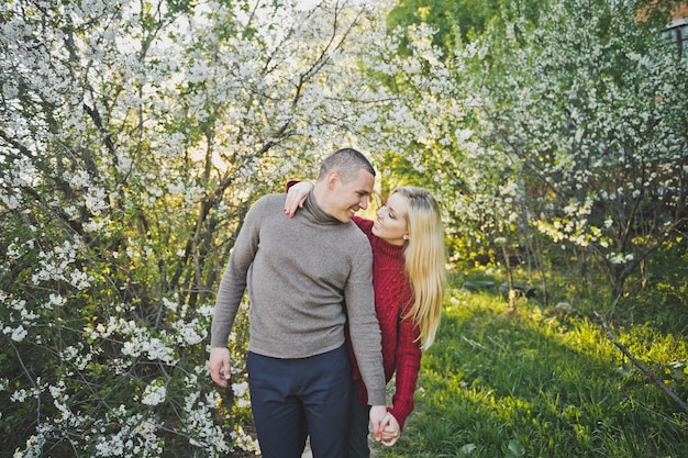 Zakochani podziwiają się podczas spaceru po kwitnącym ogrodzie 1467
