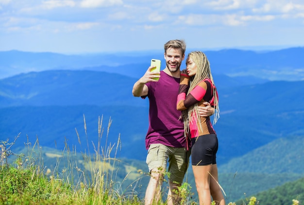 Zakochany. szczęśliwi, że są razem. poczucie wolności. Podróżująca para zrobić selfie. mężczyzna i kobieta w górach. romantyczne selfie. Walentynki. para zakochanych. Relacje rodzinne.