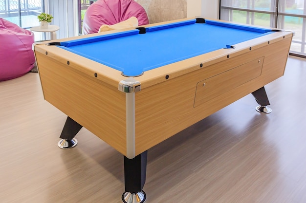Zakończenie bilardowy stół w luksusowym żywym pokoju dla gry w billiards