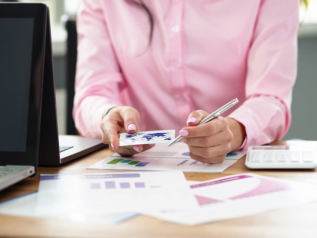 Zakończenie Bizneswoman Oferta Wręcza Trzymać Kredytową Bank Kartę I Pióro. Bizneswoman Wypełnia Dokumenty Finansowe. Koncepcja Usług Biznesowych I Bankowych